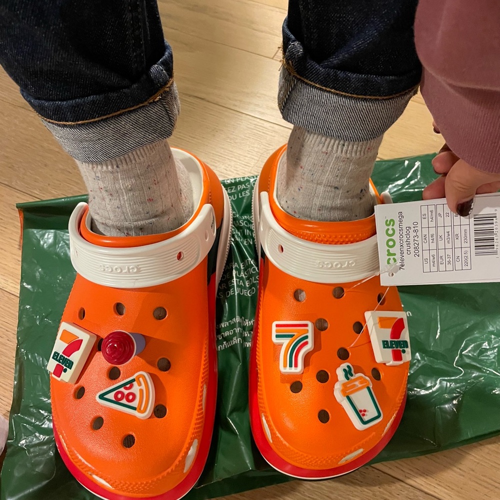 7-11 Seven Eleven Classic Orange crocs - men’s 4/women’s 6
